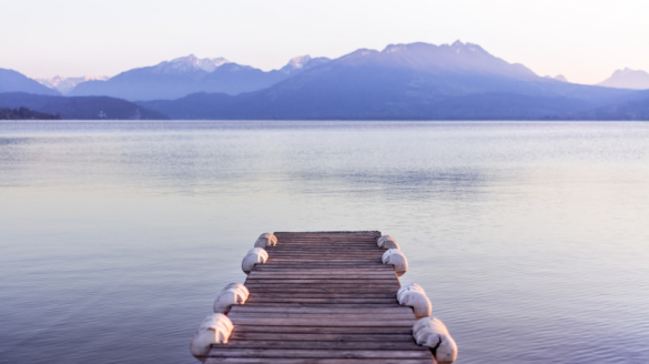 Ponton sur un lac avec un horizon de montagne